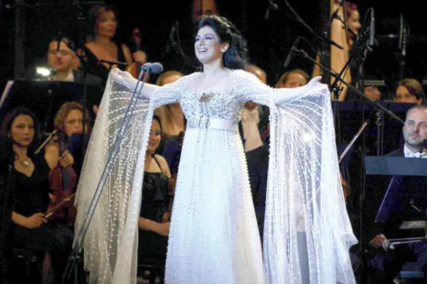 هبة القواس في إحدى حفلاتها («الشرق الأوسط»)