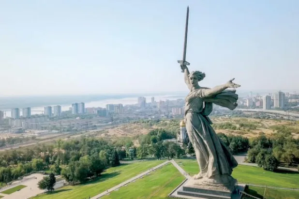  نصب الوطن الأم يناديكم يطل من هضبة ماماييف كورغان على مدينة فولغوغراد