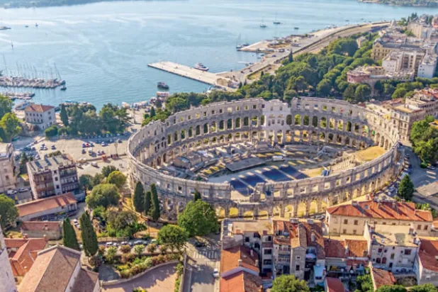 لا يزال تأثير الإمبراطورية الرومانية واضحاً في مدينة بولا