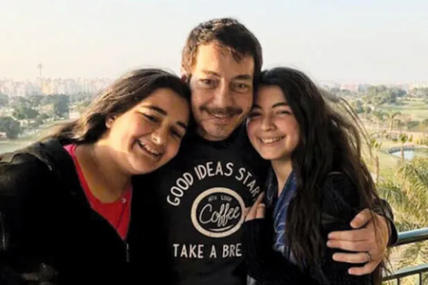 الفنان أحمد زاهر مع ابنتيه