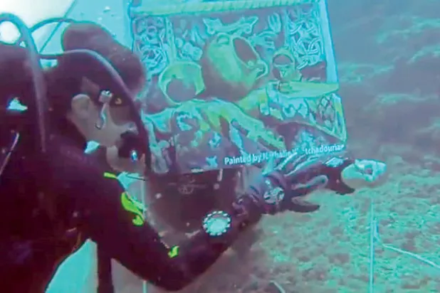 معرض رسم «تحت المياه» في بحر لبنان يجتذب زواراً من نوع آخر