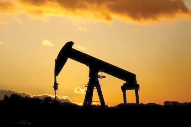 يوم ملبد بالفوضى في أسواق النفط... والسعودية تبحث سيناريوهات لراحة الجميع