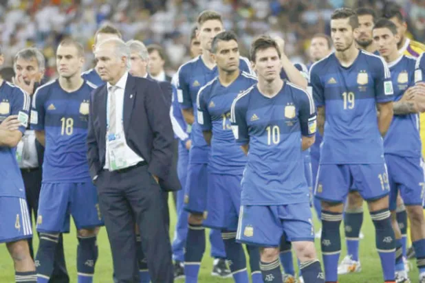 منتخب الأرجنتين بعد خسارته نهائي مونديال 2014 أمام ألمانيا في الوقت الإضافي («الشرق الأوسط»)