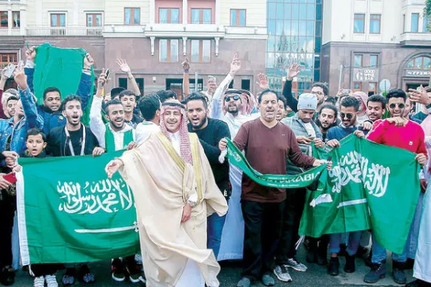 الجماهير السعودية تشعل ساحة الكرملين بالأعلام والأهازيج
