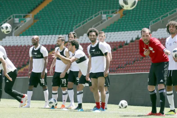 لاعبو منتخب مصر وبينهم صلاح خاضوا التدريب الأخير بحماس قبل مواجهة أوروغواي (أ.ف.ب)