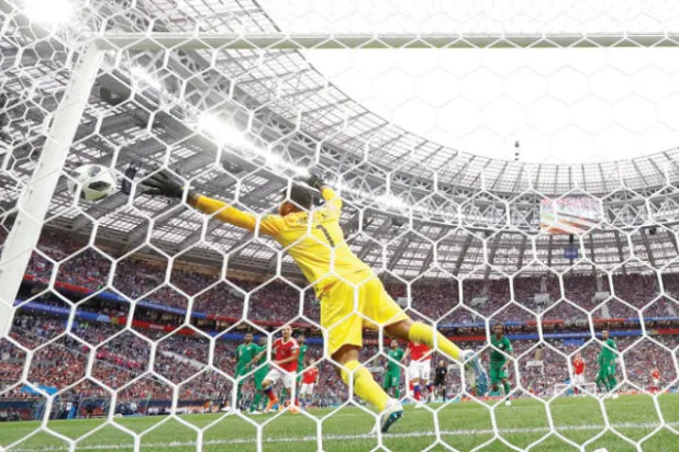 المعيوف حارس السعودية في محاولة فاشلة للتصدي لتسديدة الروسي غولوفين (رويترز)