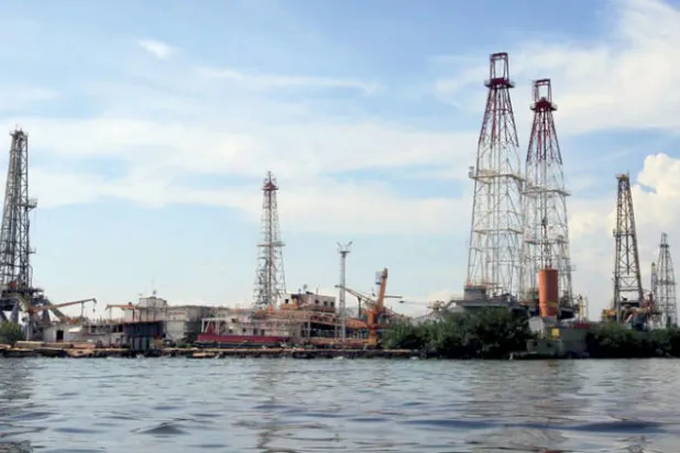 السعودية وروسيا عازمتان على رفع إنتاج النفط تدريجياً رغم معارضة إيران