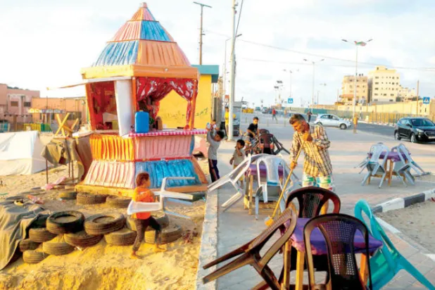 غزة احتفلت بالعيد بـ«نصف راتب» للموظفين