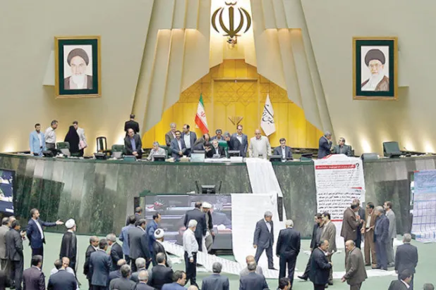 جلسة ساخنة شهدها البرلمان الإيراني الأسبوع الماضي حول الانضمام إلى اتفاقية منع تمويل الإرهاب... وتمكن النواب المعارضون للحكومة من تعطيل التصويت لشهرين (ميزان)