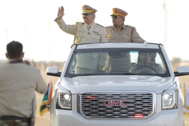 صورة أرشيفية لحفتر وهو يؤدي التحية لجنوده خلال حضور عرض عسكري شرق بنغازي (أ.ف.ب)