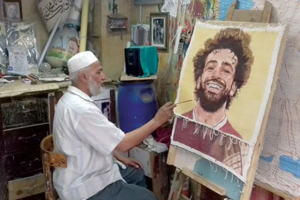 الهوس بمحمد صلاح ينتقل إلى سوق السجاد الشعبي في القاهرة