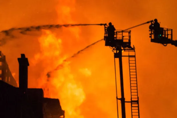 إخماد حريق مدرسة غلاسكو للفنون