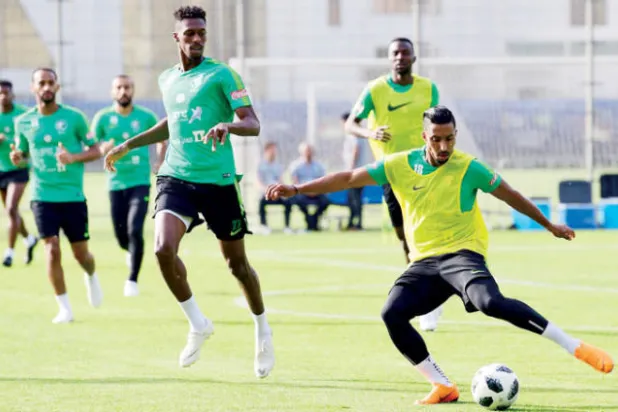 الأخضر يطوي أزمة «الخماسية» باجتماع مصارحة