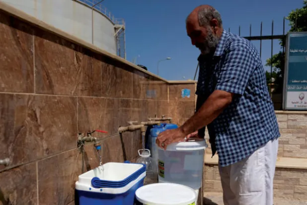 أحد مواطني درنة بعد تحرير اجزاء كبيرة في المنطقة من المتطرفين (رويترز)