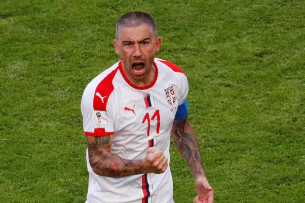 الصربي ألكسندر كولاروف يحتفل بعد تسجيله هدف المباراة الوحيد من ركلة رحلة أمام كوستاريكا (رويترز)