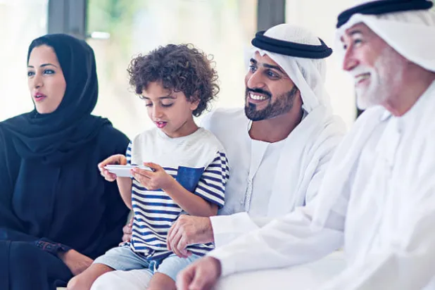 52 في المائة من السعوديين يشاهدون التلفاز مع العائلة لمدة تتراوح بين ساعتين إلى ثلاث ساعات يومياً (غيتي)