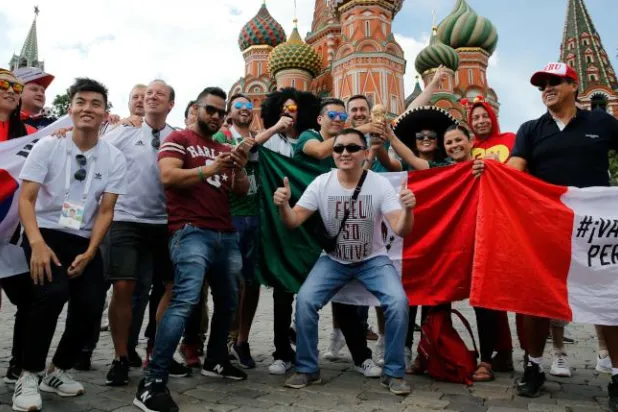 مشجعو بيرو باعوا سياراتهم .. وزادوا أوزانهم لحضور مباريات المونديال