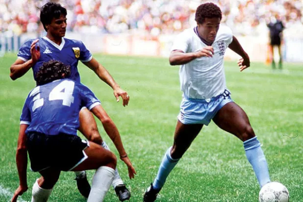 جون بارنز مع المنتخب الإنجليزي عام 1986 ... عانى من العنصرية خلال مسيرته الكروية