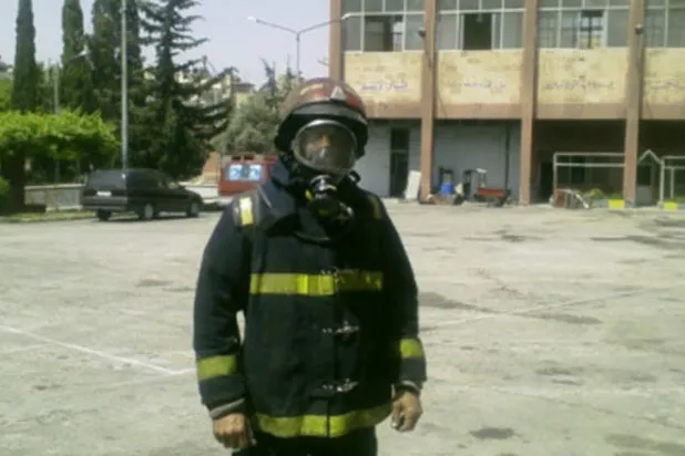 إطفائي في حلب يعرض حياته للخطر من أجل دمية