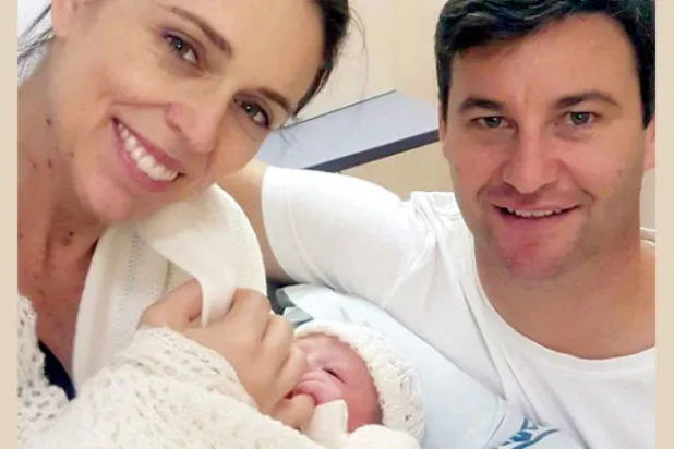 أصغر رئيسة وزراء لنيوزيلندا تضع مولودتها الأولى