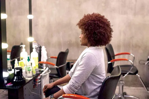 البرازيليات السمراوات يتخلّين عن الشعر الأملس