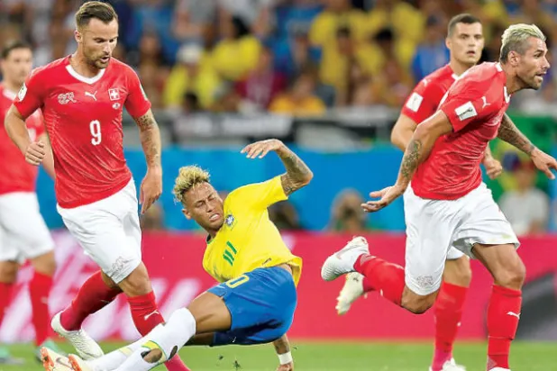 نيمار (في الوسط) استعرض كثيراً في مباراة البرازيل وسويسرا (أ.ف.ب)