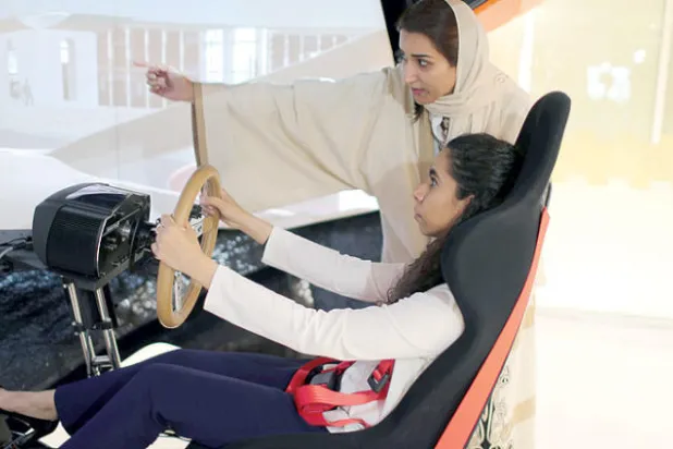 جانب من تدريبات «أرامكو» على القيادة (رويترز)