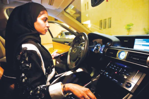 سيدات شاركن في موكب السيارات في العاصمة السعودية الرياض وفي الخبر بعد منتصف ليل أمس (رويترز)