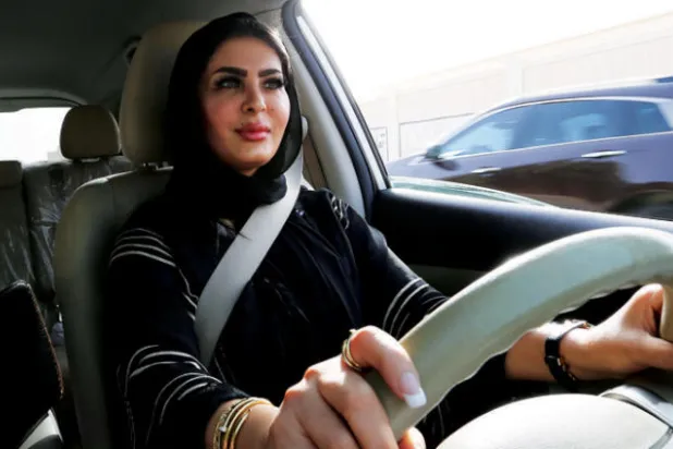 السعوديون استقبلوا قيادة المرأة للسيارة بالتصفيق والورود