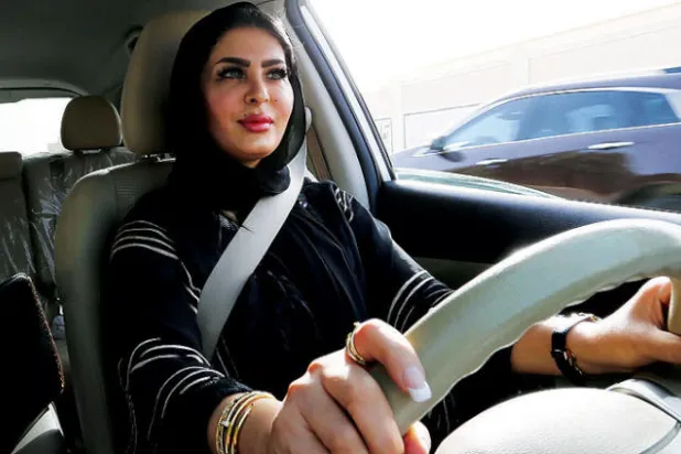النساء قدن سياراتهن بمختلف مدن المملكة امس (إ.ب.أ)