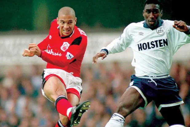 كوليمور وكامبل في مواجهة بين توتنهام ونوتنغهام فورست عام 1994... كوليمور يعتقد أن كامبل تعرض لظلم