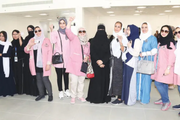 نساء اجتزن الامتحان وتسلمن رخص القيادة 