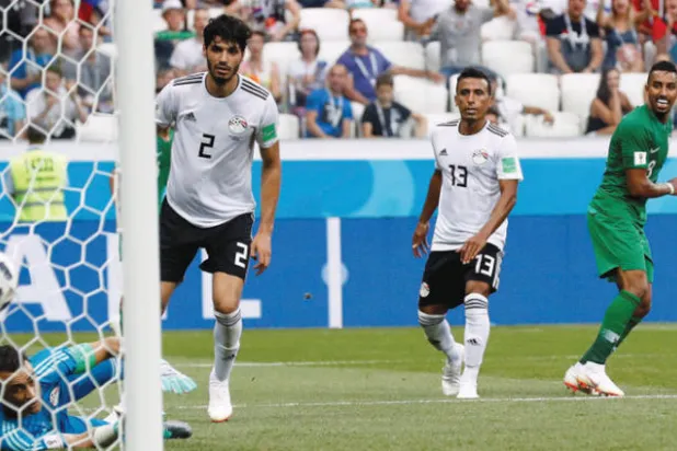 الدوسري نجم السعودية (يمين) يتابع تسديدته وهي في طريقها لمرمى الحضري حارس مصر (رويترز)