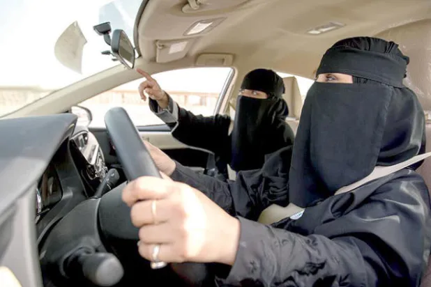 سعوديات يتعلّمن قيادة السيارة في البحرين تفادياً لطابور الانتظار