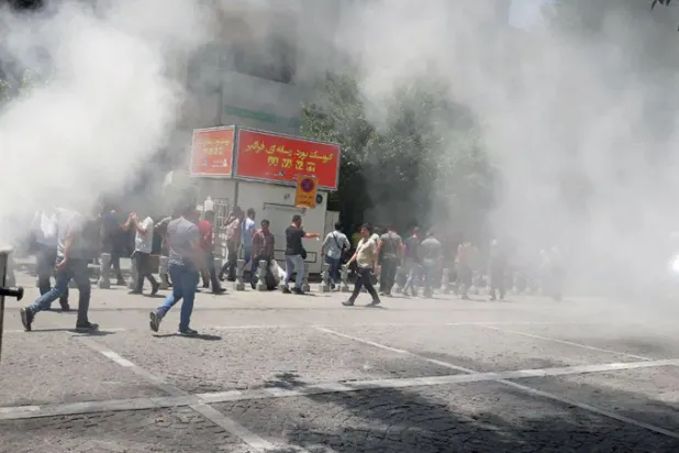 أزمة الاقتصاد الإيراني تتعمق في خضم دعوات لاستقالة روحاني