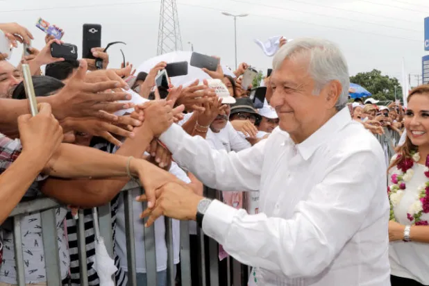 المرشح الرئاسي المكسيكي أندريس مانويل لوبيز أوبرادور يحيي أنصاره (رويترز)