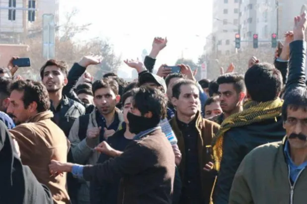 مظاهرات إيران رفض واضح للعمامة والقبعة العسكرية