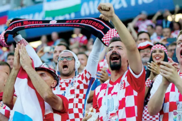 مشجعو كرواتيا يشجعون فريقهم في مواجهة نيجيريا