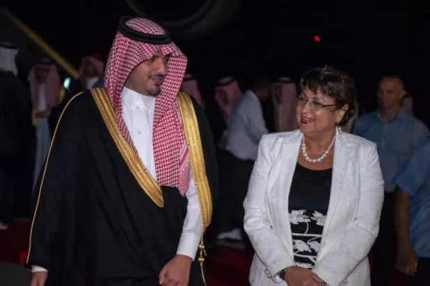 وزير الداخلية السعودي خلال وصوله إلى سيشل (واس)