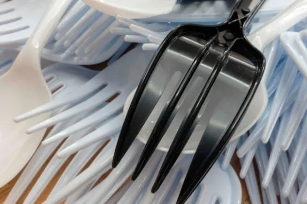 البلاستيك إدمان يجب التخلص منه