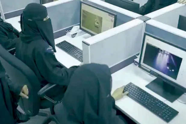 120 فتاة سعودية يتابعن أنظمة سير المركبات في «مركز معالجة المخالفات المرورية»