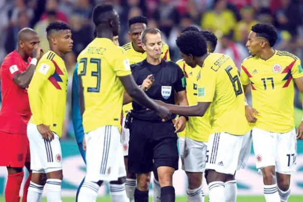 لاعبو كولومبيا يحتجون على احتساب ركلة جزاء في المواجهة أمام إنجلترا