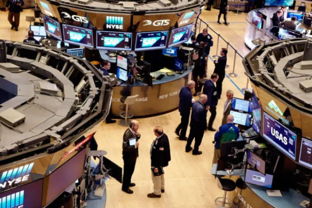 قرارات ترمب التجارية تُفقد «داو جونز» مكاسبه