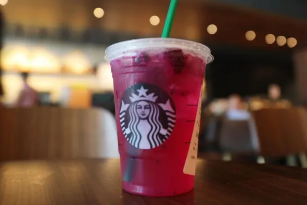 شفاطة بلاستيكية في كوب في أحد أفرع «ستاربكس» (أ.ف.ب) 