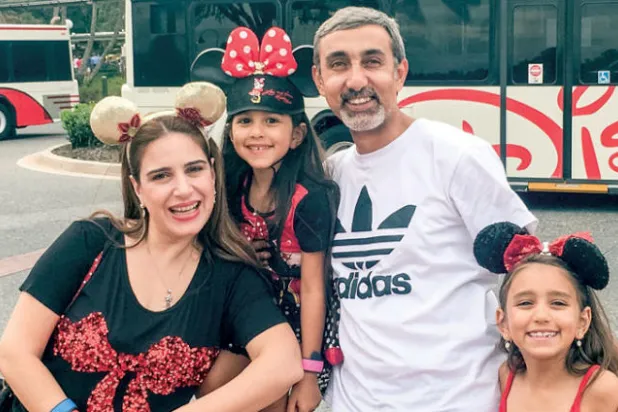 مع عائلتها في مدينة ديزني لاند