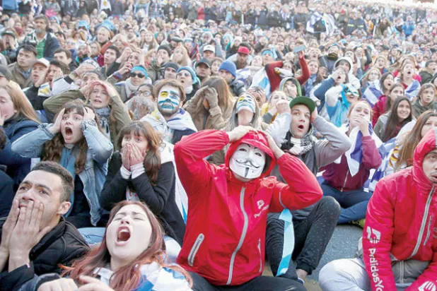 جماهير الأوروغواي تتابع في صمت توديع منتخبهم للمونديال (رويترز)