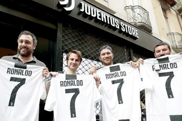 مشجعو يوفنتوس بعد إعلان خبر ضم رونالدو (أ.ف.ب)