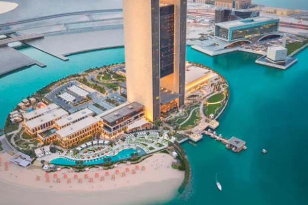 فندق «فورسيزونز خليج البحرين» يدلل ضيوفه ويقدم لهم تجربة مميزة مع شاطئه الجديد