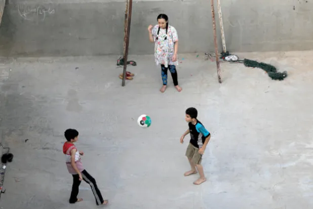 موظفو «أونروا» يحتجون على التقليصات ومخاوف من تأجيل الدراسة