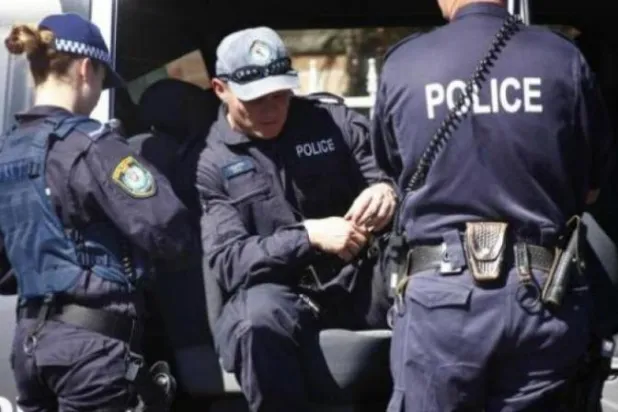 اعتقال رجل حاول طعن شرطي في أستراليا
